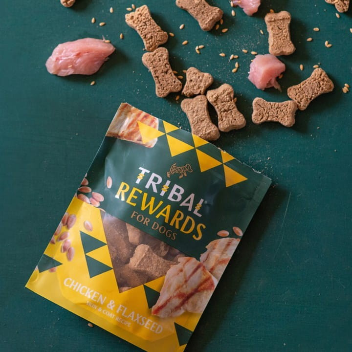 Skanėstai šunims su vištiena ir linų sėmenimis „Chicken & Flaxseed“ TRIBAL, 125g