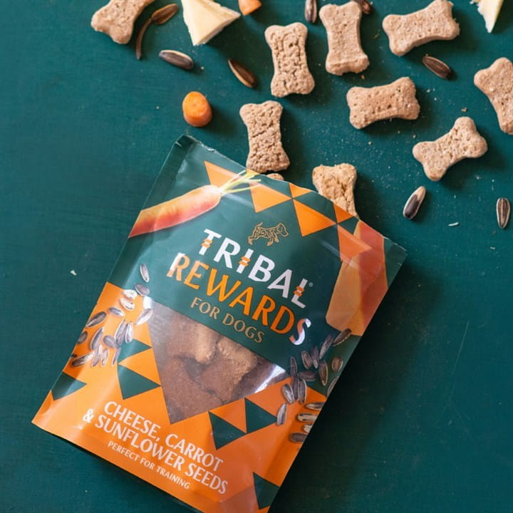 Skanėstai šunims su sūriu, morkomis ir saulėgrąžomis „Cheese, Carrot & Sunflower Seeds“ TRIBAL, 125g